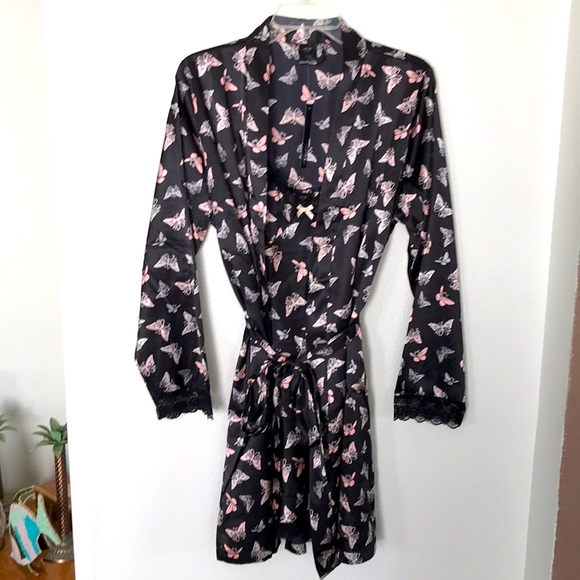 🦋ROBE AND CHAMISE🦋MATCHING BUTTERFLY PINK & GREY BUTTERFLY’S ON BLACK L/XL - Picture 1 of 11